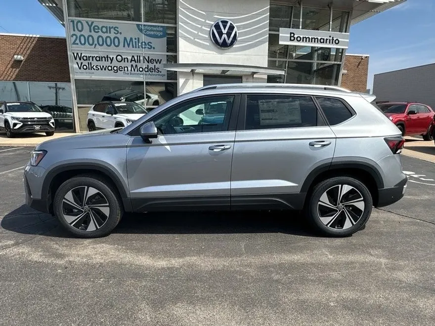 2025 Volkswagen Taos SE photo 1