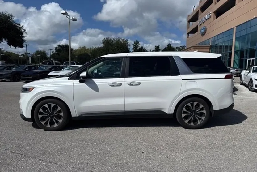 2022 Kia Carnival EX photo 1