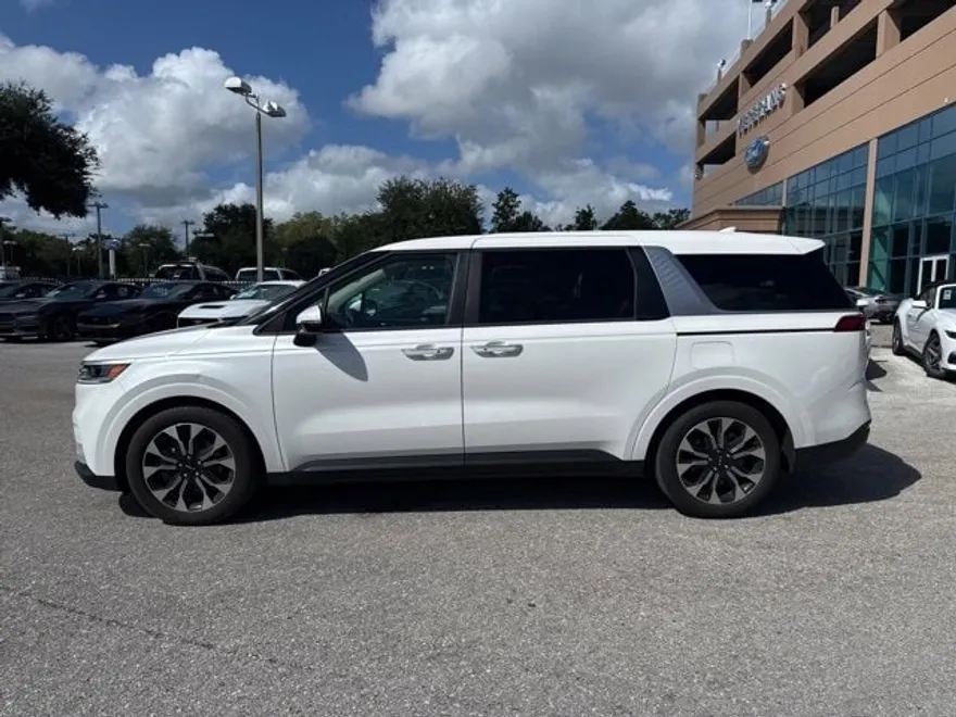 2022 Kia Carnival EX photo 1
