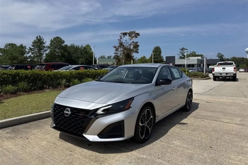 2025 Nissan Altima SR photo 1