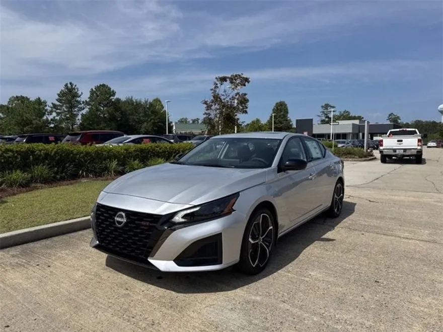 2025 Nissan Altima SR photo 1