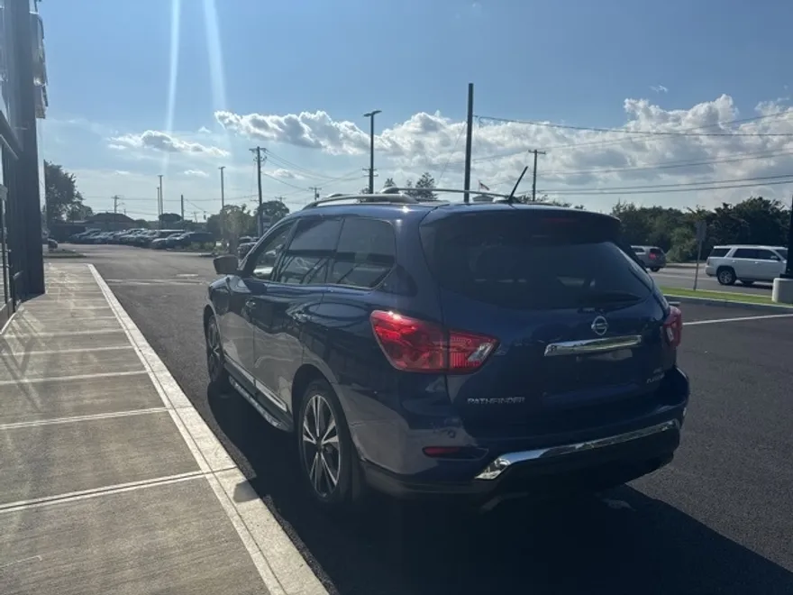 2018 Nissan Pathfinder Platinum photo 1
