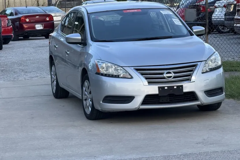 2019 Nissan Versa SV photo 1