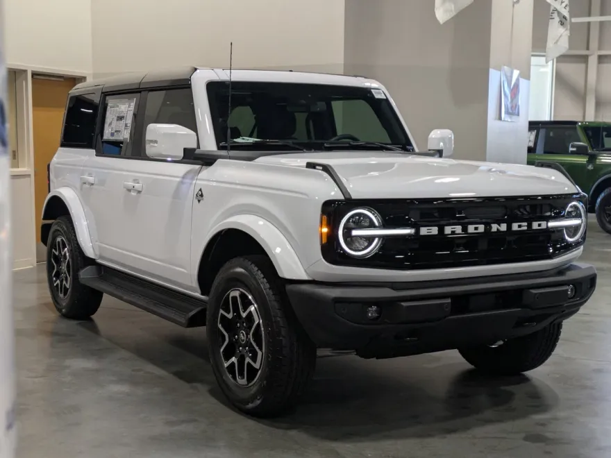 2025 Ford Bronco Outer Banks photo 1