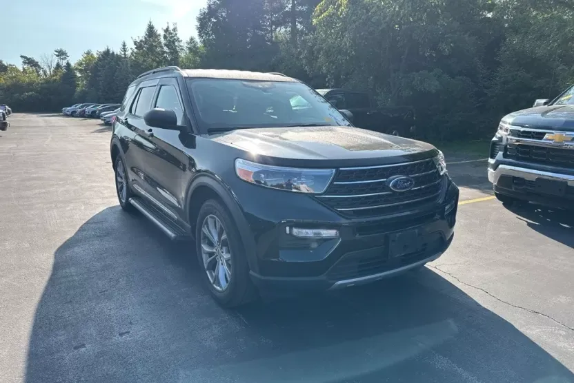 2023 Ford Explorer XLT photo 1
