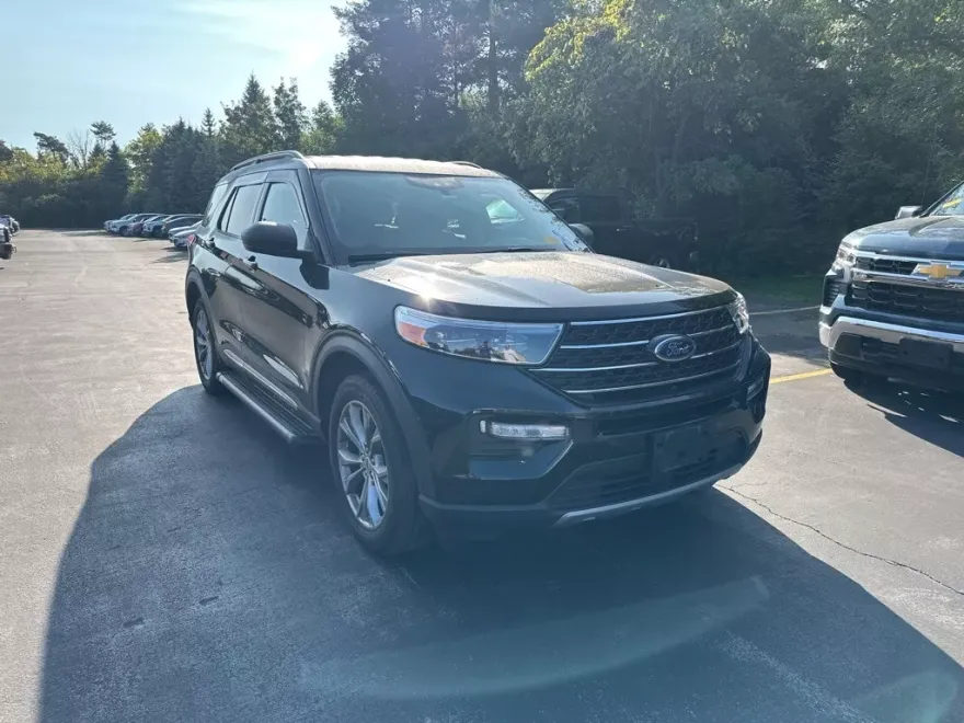 2023 Ford Explorer XLT photo 1