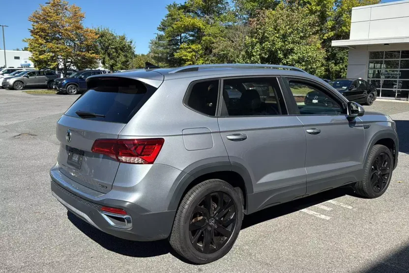 2023 Volkswagen Taos SE photo 1