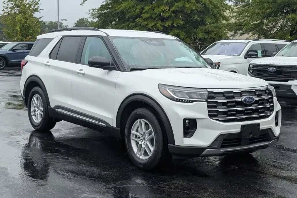 2025 Ford Explorer photo 1