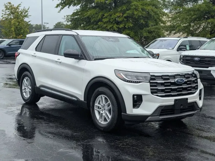 2025 Ford Explorer photo 1