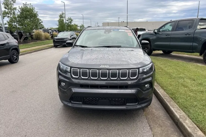 2022 Jeep Compass Latitude Lux photo 1