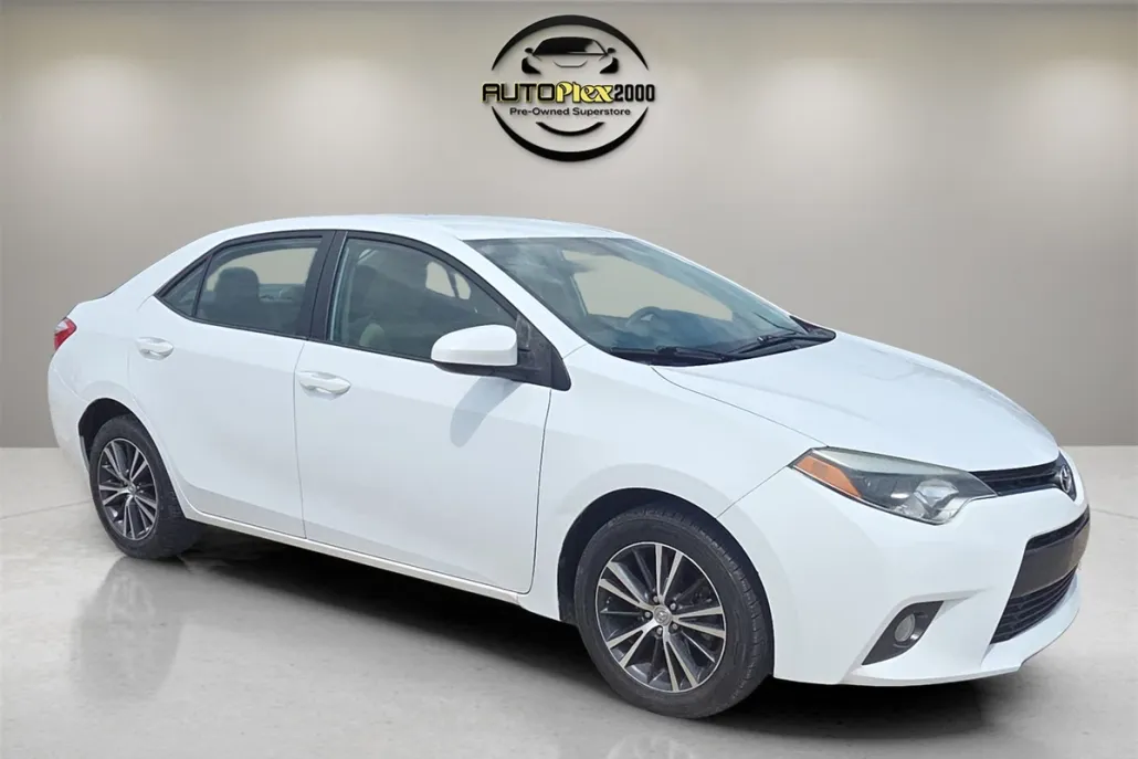 2016 Toyota Corolla LE photo 1