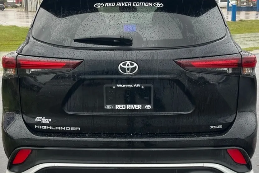 2024 Toyota Highlander LE photo 1