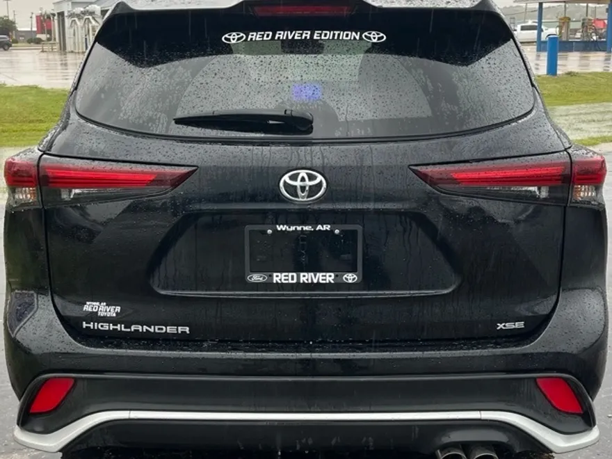 2024 Toyota Highlander LE photo 1