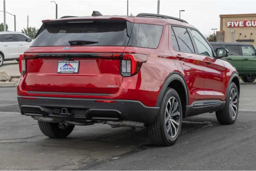 2025 Ford Explorer ST-Line photo 1