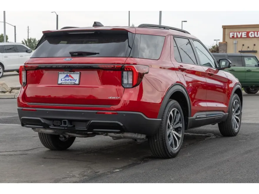 2025 Ford Explorer ST-Line photo 1