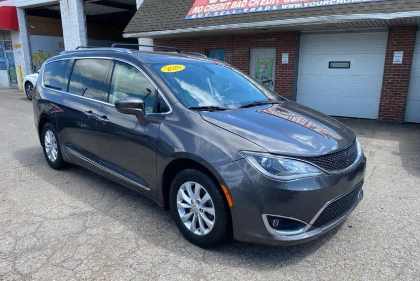 2020 Chrysler Pacifica Touring L photo 1