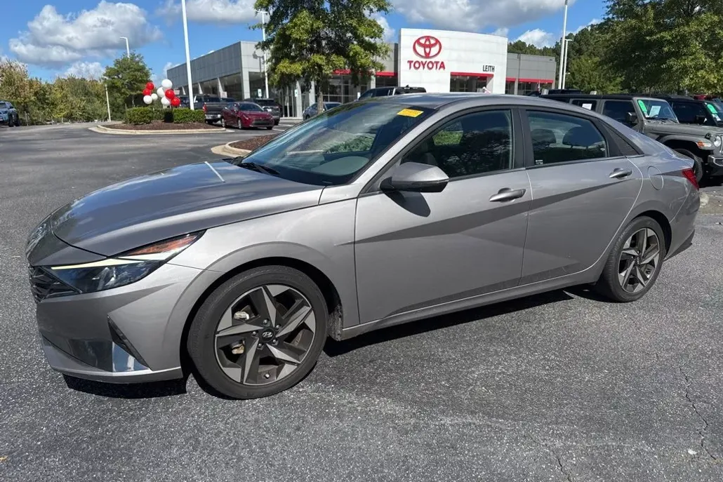 2022 Hyundai Elantra SEL photo 1
