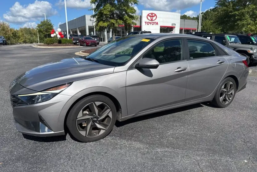 2022 Hyundai Elantra SEL photo 1