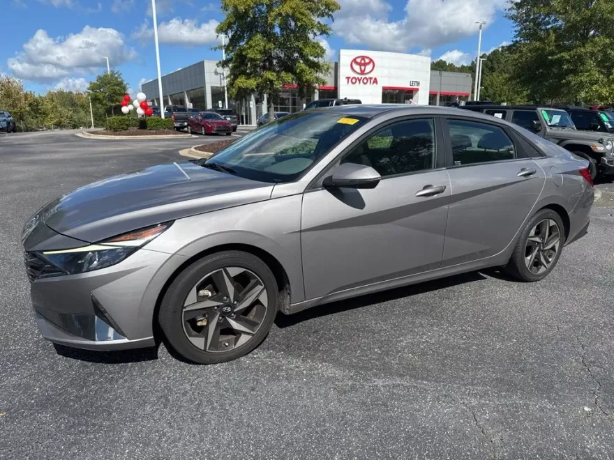 2022 Hyundai Elantra SEL photo 1