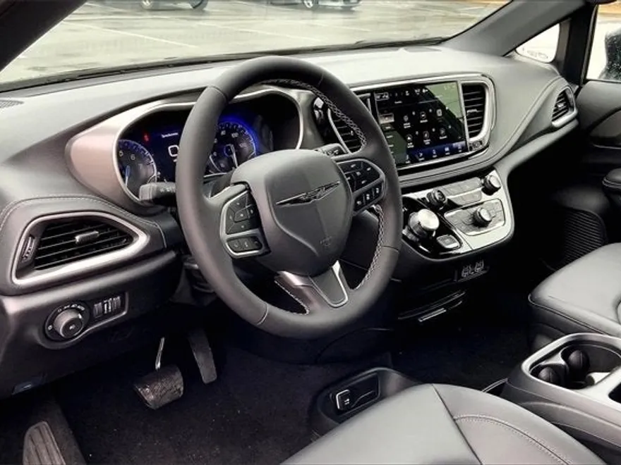2025 Chrysler Pacifica photo 8