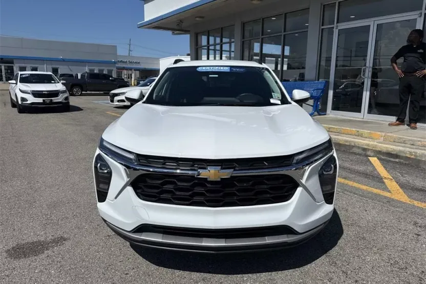 2025 Chevrolet Trax LT photo 1