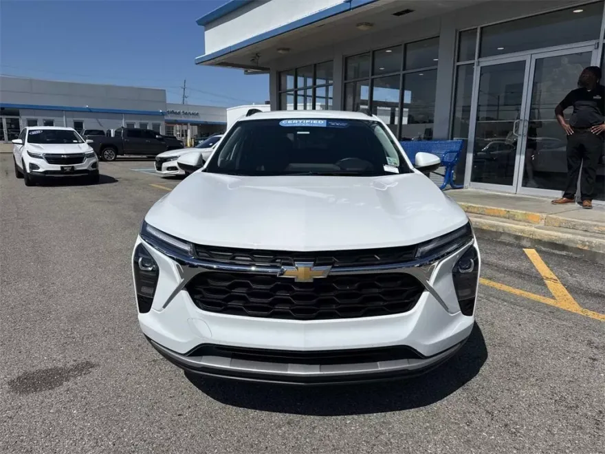 2025 Chevrolet Trax LT photo 1