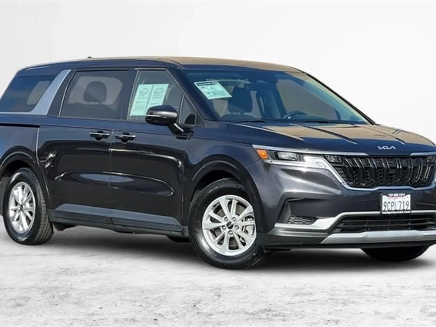 2023 Kia Carnival LX photo 1