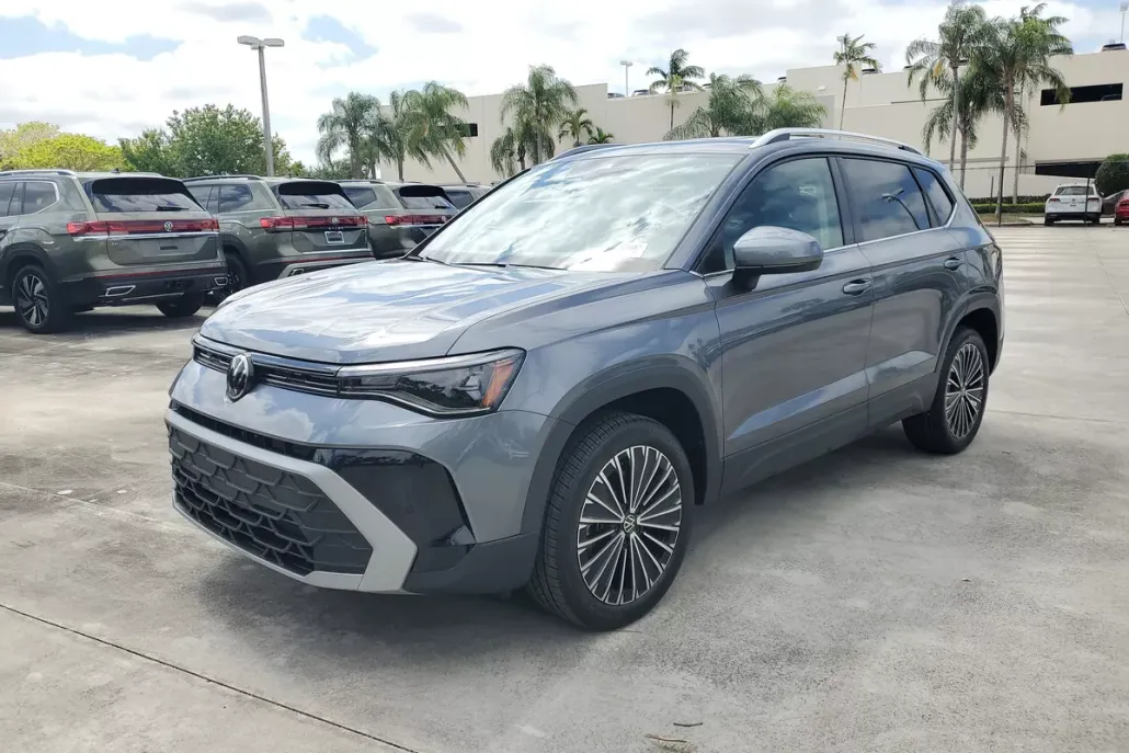 2025 Volkswagen Taos SE photo 1