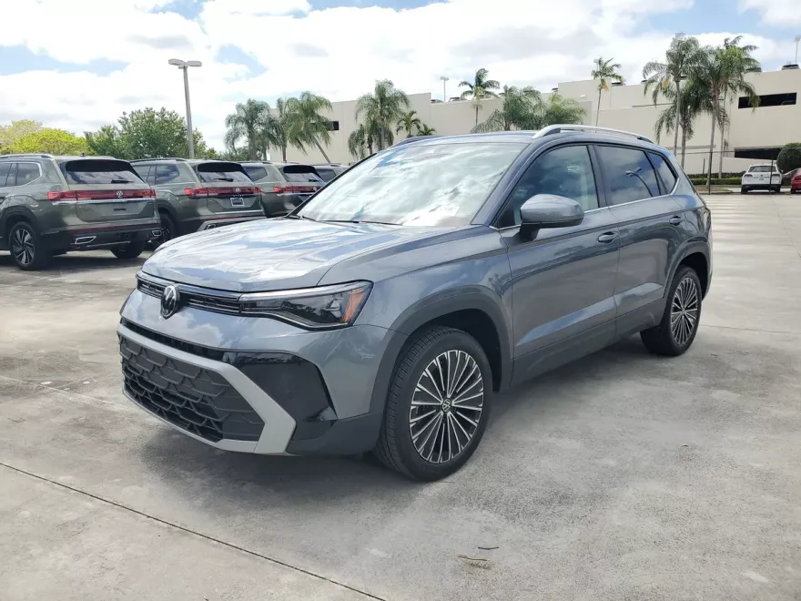 2025 Volkswagen Taos SE photo 1