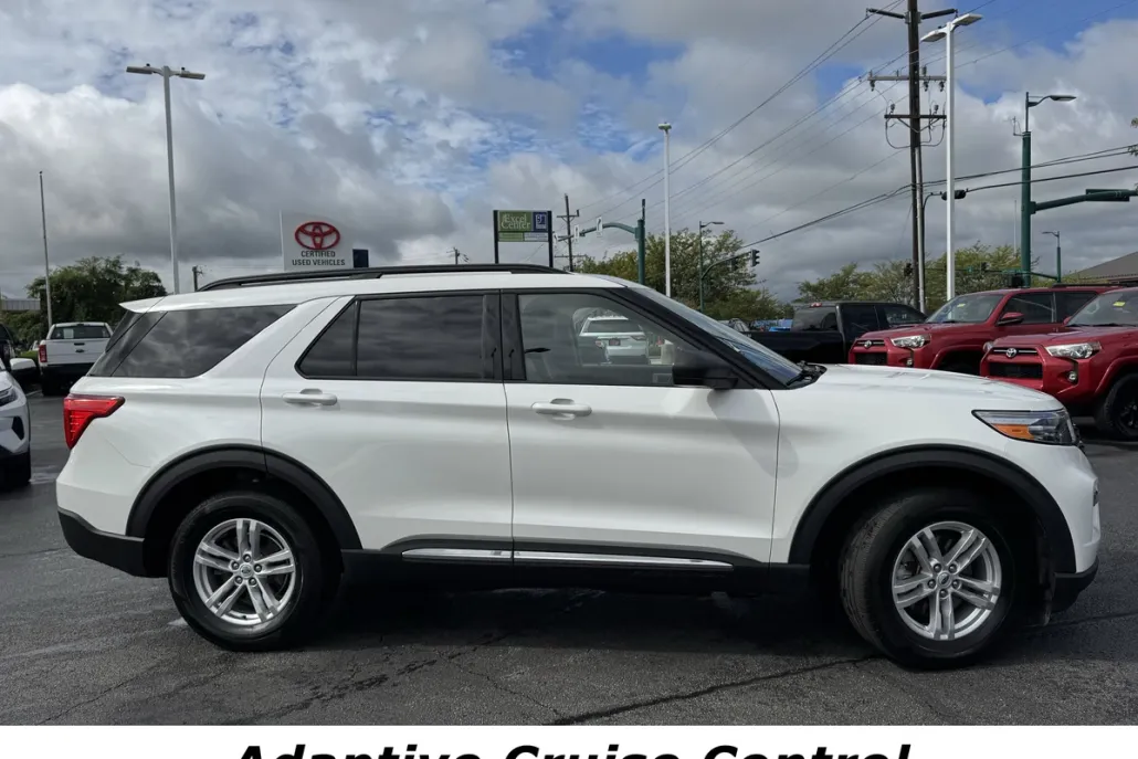 2023 Ford Explorer XLT photo 1