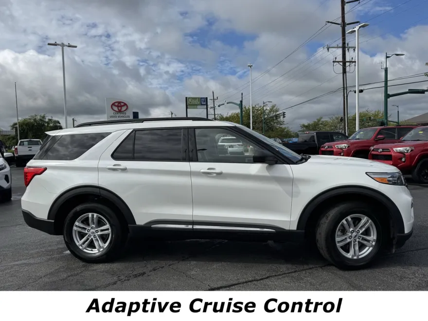 2023 Ford Explorer XLT photo 1
