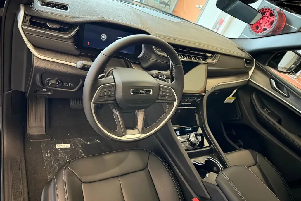 2025 Jeep Grand Cherokee Limited photo 1