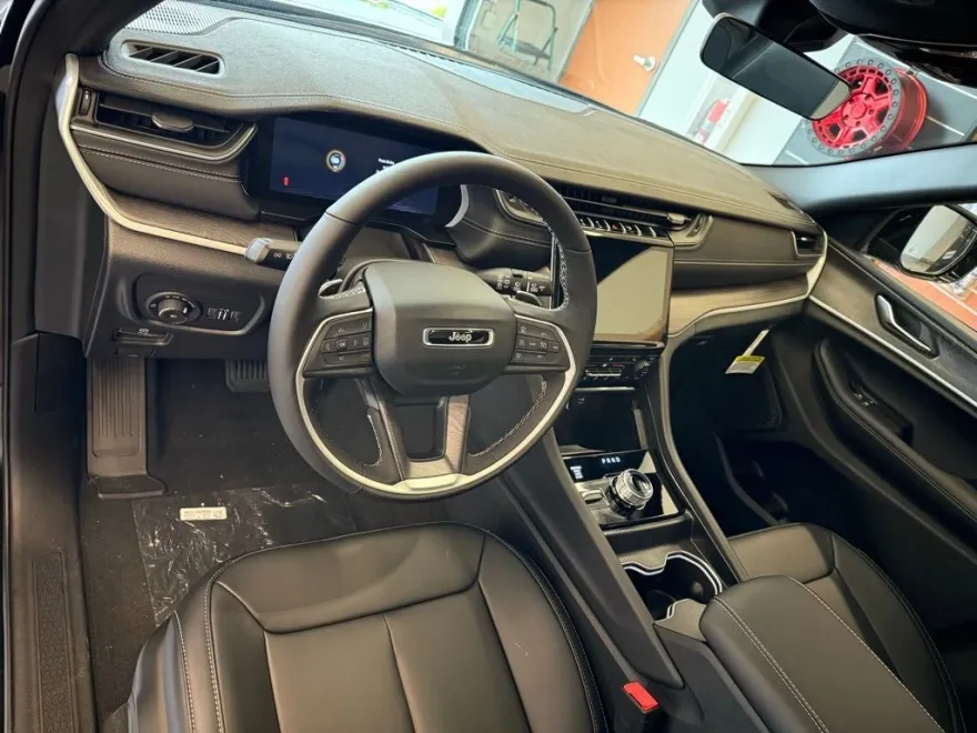 2025 Jeep Grand Cherokee Limited photo 1