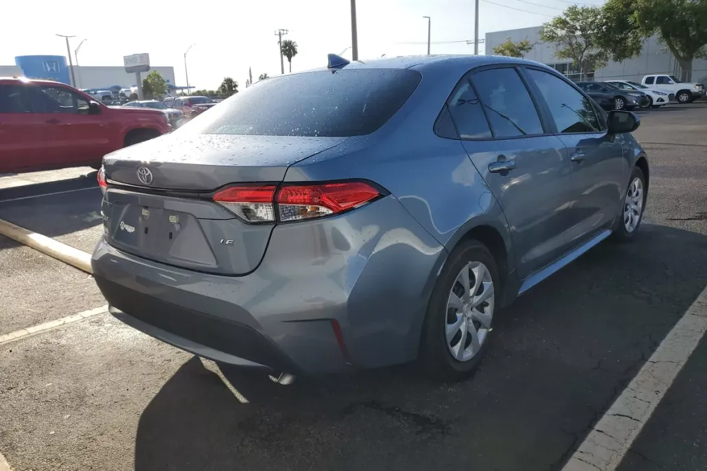 2022 Toyota Corolla LE photo 1