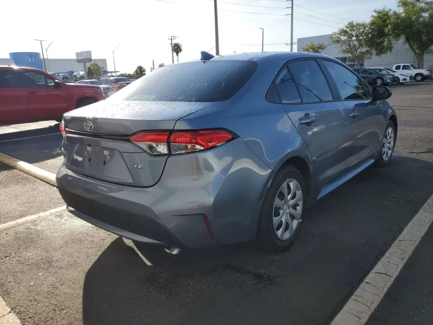 2022 Toyota Corolla LE photo 1