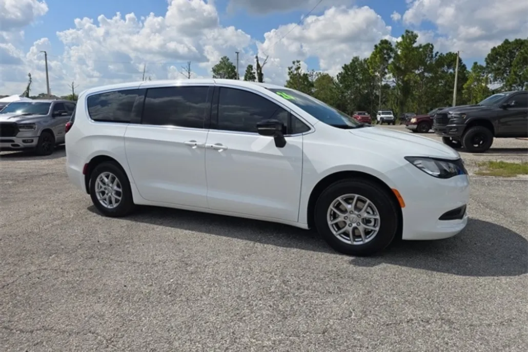 2026 Chrysler Voyager LX photo 1