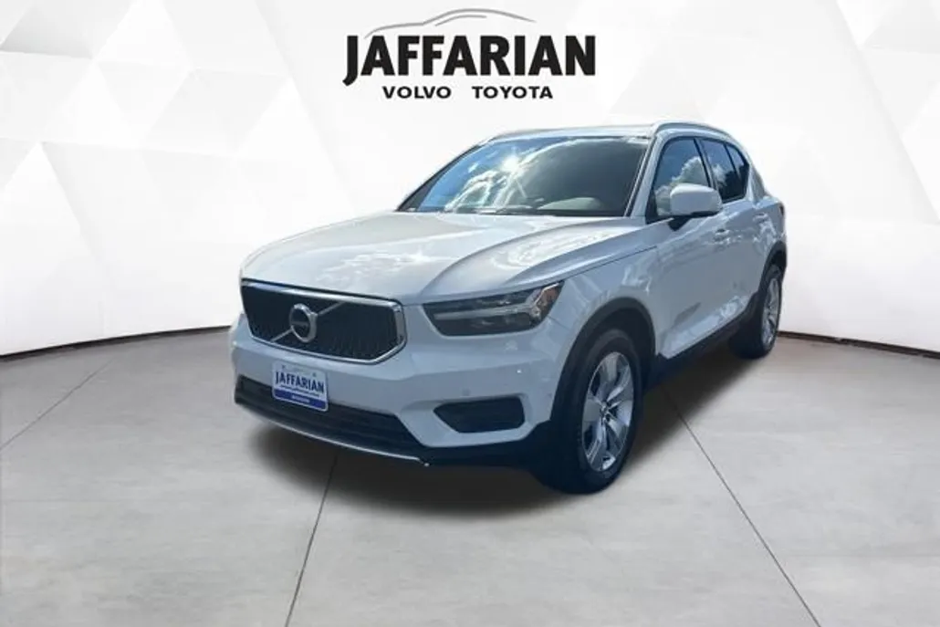 2019 Volvo XC40 Momentum photo 1