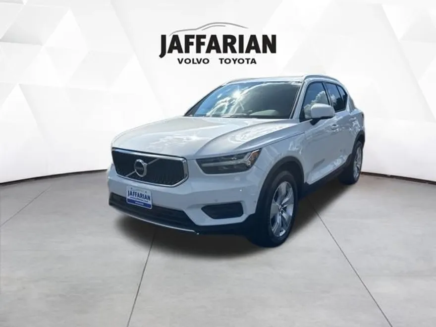 2019 Volvo XC40 Momentum photo 1