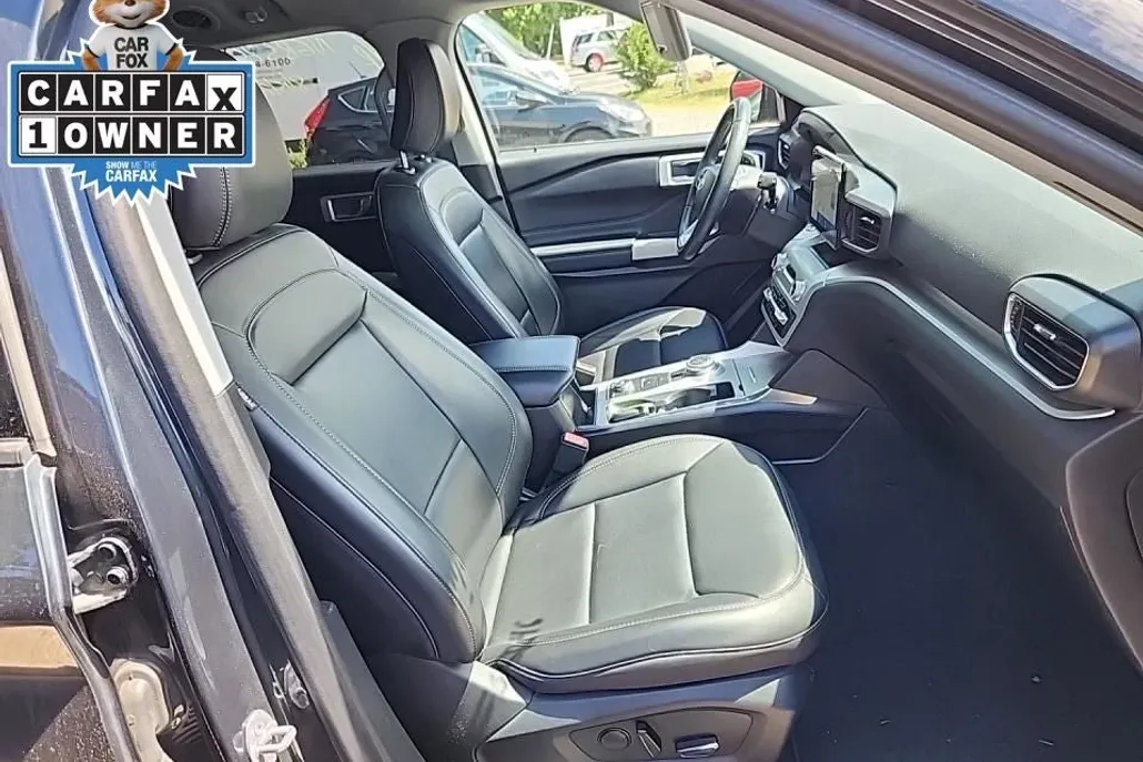 2022 Ford Explorer XLT photo 1