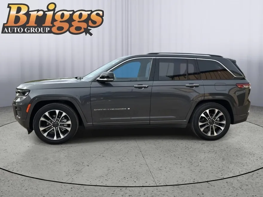 2023 Jeep Grand Cherokee Overland photo 2