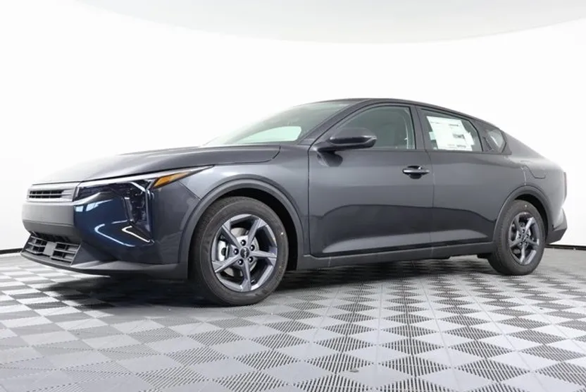 2025 Kia K4 LXS photo 1