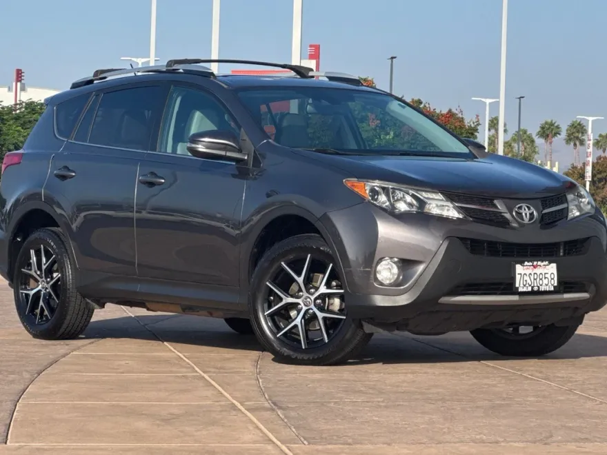 2015 Toyota RAV4 Limited photo 1