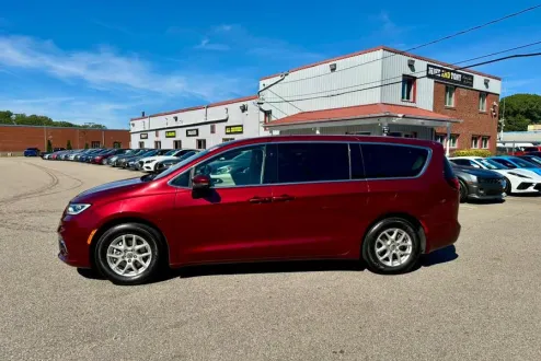 2023 Chrysler Pacifica Touring L photo 3