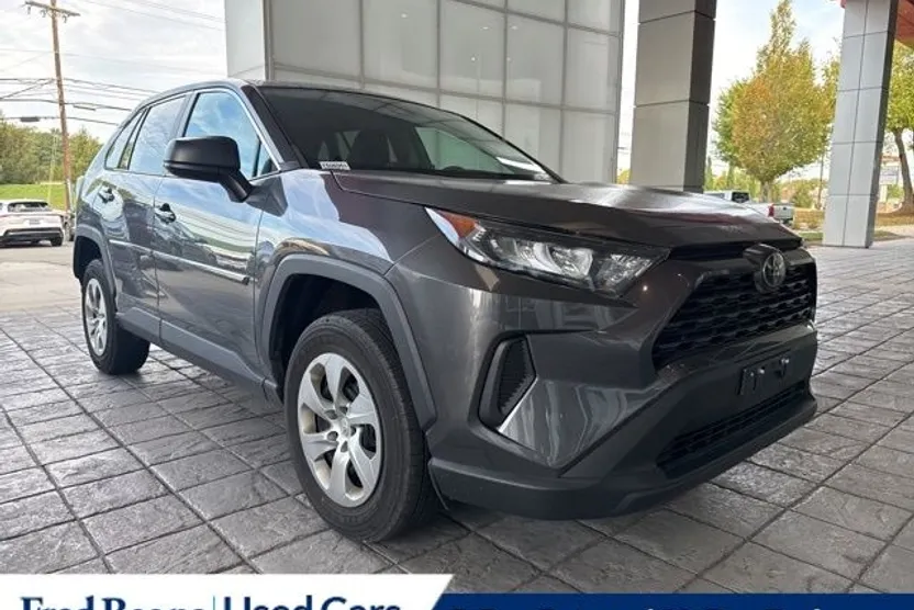 2022 Toyota RAV4 LE photo 1