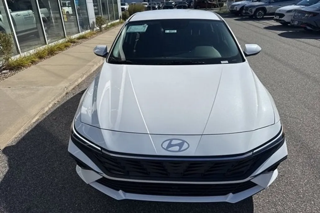 2025 Hyundai Elantra SE photo 1