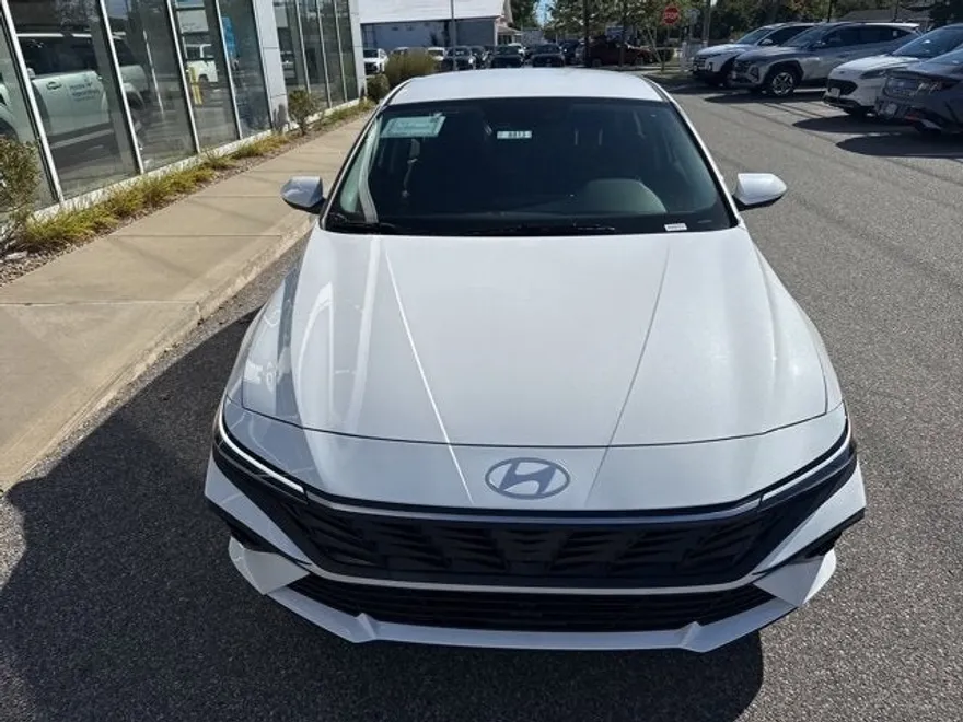 2025 Hyundai Elantra SE photo 1