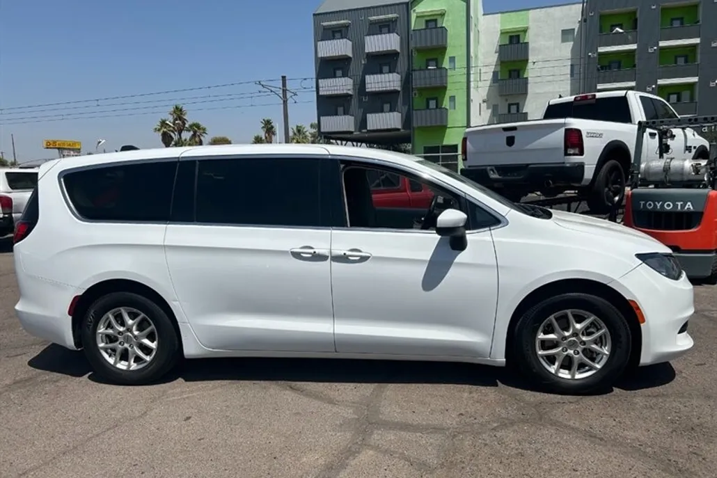 2023 Chrysler Voyager LX photo 1
