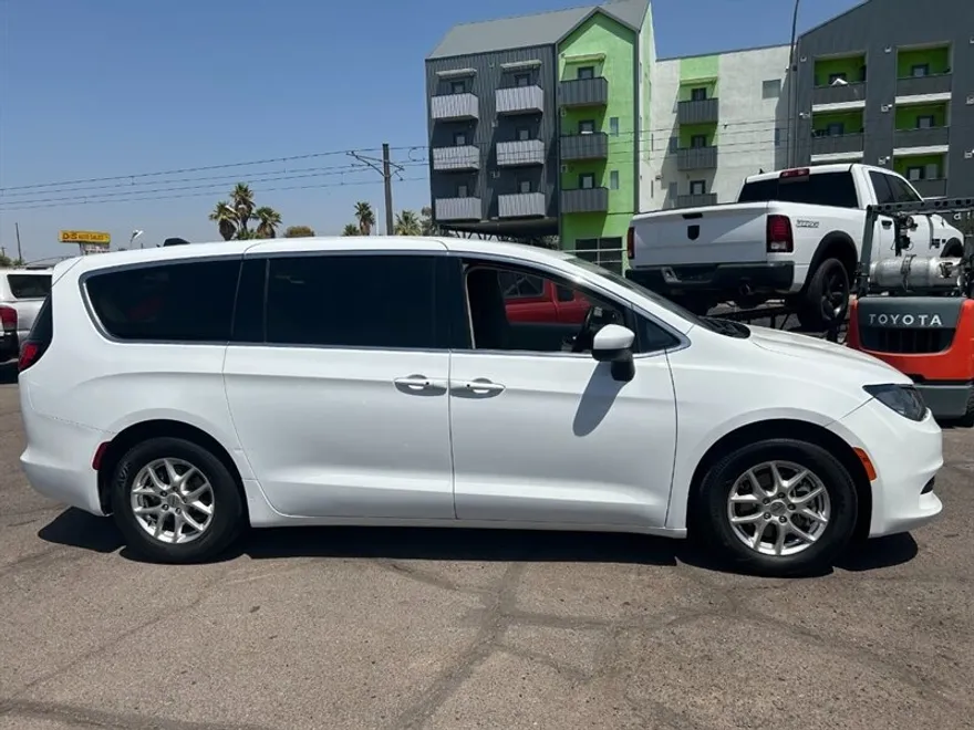 2023 Chrysler Voyager LX photo 1