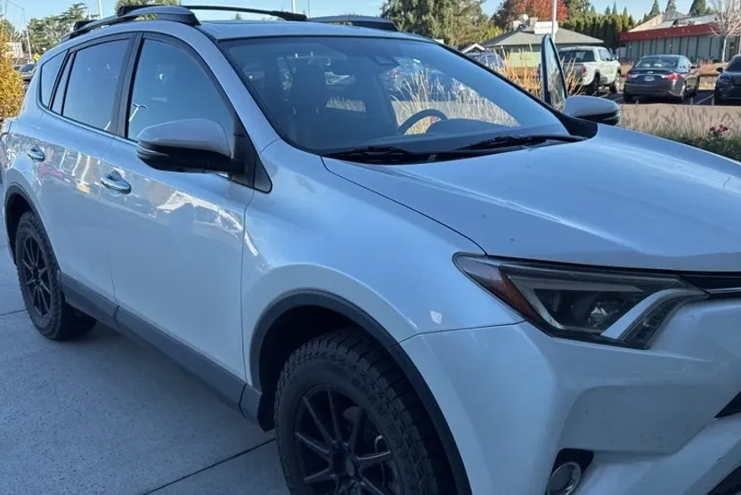 2017 Toyota RAV4 Limited photo 1