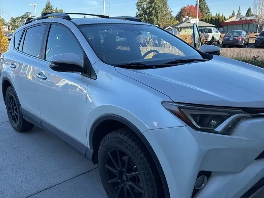 2017 Toyota RAV4 Limited photo 1